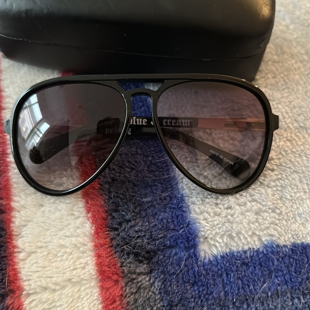 Blue & Cream Bowery Polarized Sunglasses - Color Black